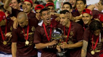 Los jugadores de  Lanús  posan con el trofeo de la  Copa Sudamericana, tras vencer en la final al Ponte Preta de Brasil.