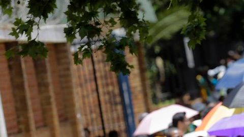 Las filas son interminables para lograr entrar al lugar donde están expuestos los restos mortales del expresidente Nelson Mandela.