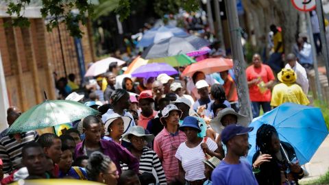 Las filas son interminables para lograr entrar al lugar donde están expuestos los restos mortales del expresidente Nelson Mandela.