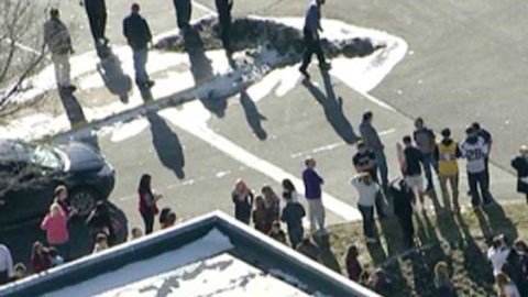 La secundaria, a la que asisten normalmente unos 2,220 estudiantes, fue evacuada.