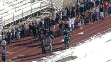 Estudiantes se reúnen a las afueras de Arapahoe High School mientras la Policía responde a las denuncias de un tiroteo.