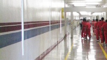Inmigrantes en los pasillos del  Centro de Detención de Stewart, en Lupmkin, Georgia.
