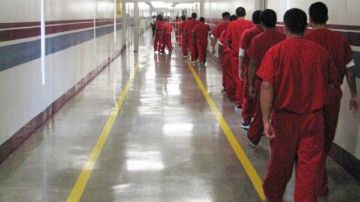 Inmigrantes en los pasillos del  Centro de Detención de Stewart, en Lupmkin, Georgia.