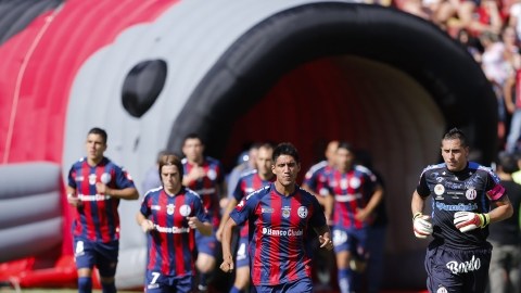 San Lorenzo, que llega a la jornada final como líder con 32 puntos, pudo amarrar el campeonato la pasada jornada. Ahora visitará a Vélez, que también tiene la opción de conquistar el título.