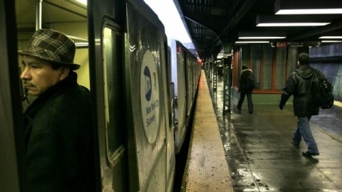 No hubo suficiente tiempo para que las personas que esperaban en el andén pudieran auxiliar al hombre que cayó al paso de un tren de la Línea R.