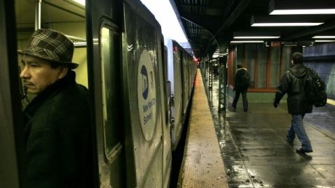 No hubo suficiente tiempo para que las personas que esperaban en el andén pudieran auxiliar al hombre que cayó al paso de un tren de la Línea R.