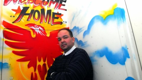 Raúl Burgos, un exconvicto involucrado en el homicidio de una persona en 1996, se dedica a ayudar a otros exconfinados para que puedan reinsertarse en la sociedad.