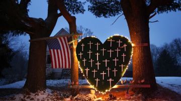 Un altar en el exterior de una residencia en Newtown, Connecticut, en memoria de las 26 víctimas de la matanza en la escuela Sandy Hook.