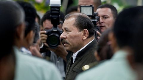 El presidente Daniel Ortega llega a un servicio conmemorativo en la sede del Ejército en Managua, Nicaragua.