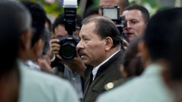 El presidente Daniel Ortega llega a un servicio conmemorativo en la sede del Ejército en Managua, Nicaragua.
