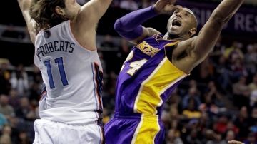 Josh McRoberts (11) de Bobcats no puede bloquear el disparo de Kobe Bryant (24) de Lakers.