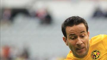 Fotografía tomada el pasado 26 de agosto en la que se registró al defensa uruguayo Jonathan Lacerda (d), quien actuó esta temporada para el Puebla y fue anunciado como nuevo refuerzo del Santos. EFE/Archivo