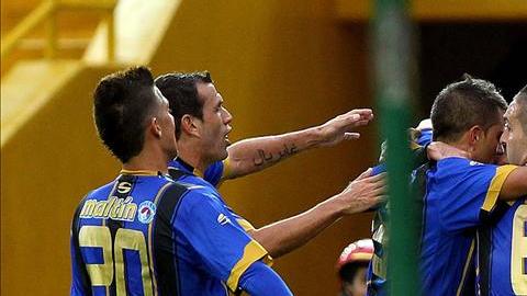 Jugadores de Mineros de Guayana celebran después de anotar un gol. EFE/Archivo