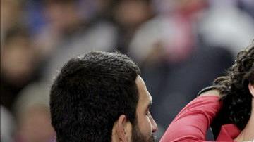 El delantero del Atlético de Madrid, Diego Costa (2d), celebra su gol, primero del equipo, con sus compañeros durante el encuentro, correpondiente a la decimosexta jornada de Liga en Primera División, que Atlético de Madrid y Valencia CF jugaron en el estadio Vicente Calderón, en Madrid. EFE