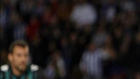 El delantero de la Real Sociedad Xabi Prieto celebra el gol marcado al Real Betis, quinto para su equipo, durante el partido de la decimosexta jornada de Liga de Primera División disputado en el estadio de Anoeta, en San Sebastián. EFE