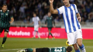El delantero de la Real Sociedad Xabi Prieto celebra el gol marcado al Real Betis, quinto para su equipo, durante el partido de la decimosexta jornada de Liga de Primera División disputado en el estadio de Anoeta, en San Sebastián. EFE