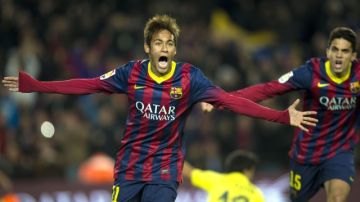El delantero brasileño del Barcelona, Neymar, celebra el primer gol que marcó  frente al Villarreal en el partido que se jugó  en el Camp Nou.