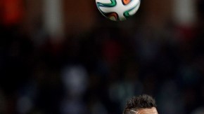 Humberto 'Chupete' Suazo (d) controla el balón ante la marca de Ismail Benlamalem, del conjunto local, Raja Casablanca.