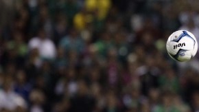 Matias Britos (izq), de León, es perseguido por los americanistas Juan Carlos Valenzuela (d) y Aquivaldo Mosquera en el primer partido de la final.