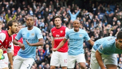 Sergio Agüero (2do derecha), anotó para el Manchester City pero salió lesionado.