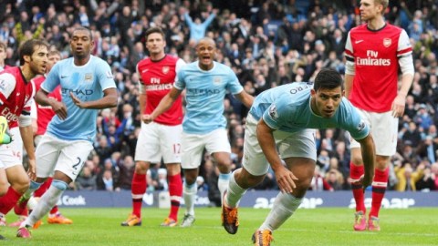 Sergio Agüero (2do derecha), anotó para el Manchester City pero salió lesionado.