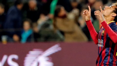 El brasileño Neymar celebra uno de sus sus goles al Villarreal ayer.