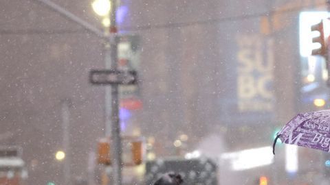 Aunque anoche nevaba, "Elmo" no dejó de trabajar en Times Square, Manhattan.