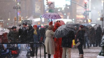 Aunque anoche nevaba, "Elmo" no dejó de trabajar en Times Square, Manhattan.