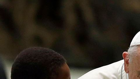 El Papa Francisco comparte con niños el gozo de creer en Cristo.