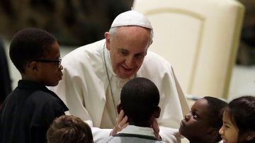El Papa Francisco comparte con niños el gozo de creer en Cristo.