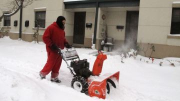 Angel de Jesús, de Hartford, Connecticut, celebra el pago de horas extra gracias a la nevada.