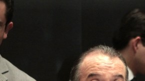 El presidente del Senado mexicano, Raúl Cervantes Andrade, cierra la sesión de ayer,  tras la aprobación de la reforma energética.