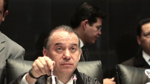 El presidente del Senado mexicano, Raúl Cervantes Andrade, cierra la sesión de ayer,  tras la aprobación de la reforma energética.
