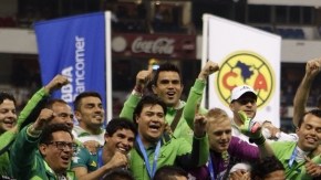 Los jugadores del León bromean mientras celebran con su copa de campeones en el césped del Estadio Azteca, tras derrotar al América en el juego de vuelta de la final del Apertura 2013.