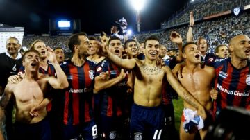 San Lorenzo players celebrate winning Argentina's soccer league championship after defeating Velez Sarsfield in Buenos Aires, Argentina,  Sunday, Dec. 15, 2013. (AP Photo/Victor R. Caivano)