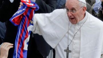 El Papa Francisco sostiene una playera del San Lorenzo, equipo de sus amores.