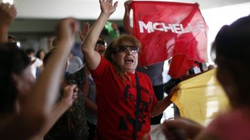 Partidarios de Michelle Bachelet celebraban anoche en Santiago durante el conteo de votos que favoreció a la expresidenta Michelle Bachelet, representante de la izquierda, que también contó con seguidores mayoritarios en nuestra área.