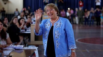 La candidata presidencial y expresidenta de Chile, Michelle Bachelet, saluda a los periodistas tras depositar su voto durante las elecciones presidenciales ayer en Santiago, Chile. Bachelet ganó los comicios.