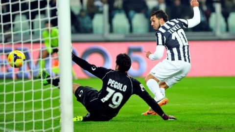 Carlos Tévez convierte uno de sus tres tantos ante el Sassuolo.