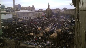 Millares de personas se han congregado en la Plaza de la Independencia de Kiev en respuesta al llamamiento de los partidos opositores, que esperan celebrar la manifestación más masiva desde el inicio de las protestas contra el Gobierno hace más de tres semanas.