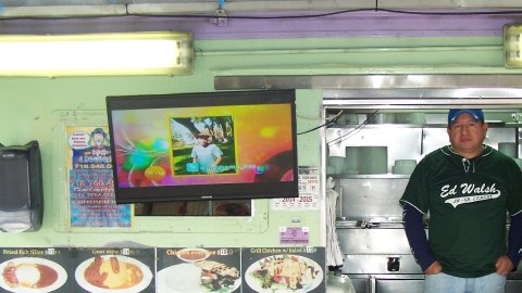 Jaime Aguilar es uno de cuatro vendedores de comida ecuatoriana  en la misma cuadra de Queens.