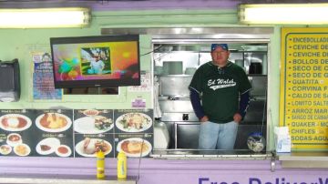 Jaime Aguilar es uno de cuatro vendedores de comida ecuatoriana  en la misma cuadra de Queens.