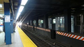 Para evitar convertirse en una estadística más de los accidentes en el subway, no se coloque cerca de la orilla de la plataforma por donde viene el tren.