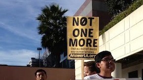 El grupo de "dreamers" frente al edificio de ICE en Los Ángeles pide que se detengan las deportaciones de inmigrantes.
