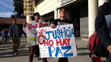 El grupo de "dreamers" frente al edificio de ICE en Los Ángeles pide que se detengan las deportaciones de inmigrantes.