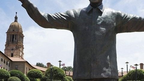 La obra fue diseñada por los escultores sudafricanos Andre Prinsloo y Ruhan Janse van Vuuren.