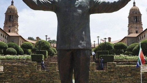 La obra fue diseñada por los escultores sudafricanos Andre Prinsloo y Ruhan Janse van Vuuren.