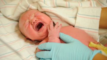 La recién nacida tenía el cordón umbilical.