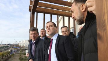 Las acusaciones apuntan al gobierno ruso. En la foto aparecen el primer ministro Dmitry Medvedev, el vice primer ministro Dmitry Kozak y el presidente del Consejo de Observación, Oleg Deripaska.