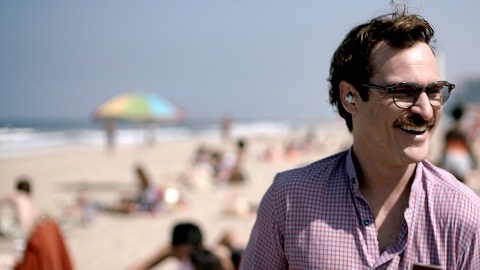 Joaquín Phoenix se enamora de su sistema operativo, “Samantha”, en “Her”.
